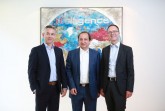 Besiegelten heute die Zusammenarbeit im Spitzencluster it's OWL und freuen sich auf gemeinsame, zukunftsweisende Projekte (v. l.): Norbert Rotter (CEO itelligence AG), Waliuollah Ali (Leitung Geschäftsfel Prozess- und Konsumgüterindustrie, itelligence AG) und Günter Korder (Geschäftsführer Strategie it's OWL).