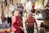 So ein großes Sortiment: Hannelore Weberling (r.) und Heidi Kohlmeier schauen sich am Stand mit dem vielen Bürsten um.

Fotos: Johanneswerk /Mike Dennis Müller