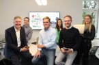 Spontanhelfer auf der einen und Organisationen auf der anderen Seite sollen von der
neuen Ehrenamts-App VoluMap profitieren, die das Unternehmen Topocare im Auftrag der Stadt
Gütersloh in Kürze an den Start bringt: (v. l.) Bürgermeister Henning Schulz, Sebastian Scholz
(Programmierer), Topocare-Geschäftsführer Roland Draier, Sarah Vormfenne (Fachinformatikerin),
Topocare-Geschäftsführer Simon Jegelka und Lia Draier (Studentin). Foto: Stadt Gütersloh