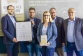 v.l.n.r.: Niels Köstring (Geschäftsführer AUBI-plus) überreicht das Zertifikat „Best Place To Learn“ an Carl Werthenbach (Geschäftsführer), Jutta Klause (Personalentwicklung und Ausbildung), Ralf Nübel (Leiter Personal), Reinhard Mündkemüller (Betriebsratsvorsitzender). Foto:Annette Schnitzler, Carl Werthenbach Konstruktionsteile GmbH & Co. KG