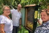 Betrachten die Bienen (von links): Imkerin Ingrid Dirkwinkel, BBF-Prokurist Dr. Hans-Jürgen Stern und Martina Brand vom Förderverein Naturbad Brackwede.