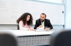 Die TDU-Studentin Bilge Coşkun gehört zu den ersten Studierenden, die im Rahmen der Testphase für den Doppelabschluss an die FH Bielefeld gekommen sind. Prof. Dr. Riza Öztürk ist für die FH Bielefeld Koordinator an der TDU. (Foto: DAAD/Jörg Sänger)