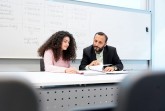 Die TDU-Studentin Bilge Coşkun gehört zu den ersten Studierenden, die im Rahmen der Testphase für den Doppelabschluss an die FH Bielefeld gekommen sind. Prof. Dr. Riza Öztürk ist für die FH Bielefeld Koordinator an der TDU. (Foto: DAAD/Jörg Sänger)