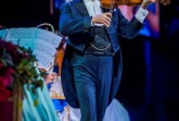 Der „Walzerkönig“ kehrt in die Haller Eventarena zurück: Weltstar André Rieu präsentiert gemeinsam mit dem „Johann Strauss Orchester“ am 16. Mai 2020 seine große Geburtstagstournee in HalleWestfalen und verzaubert seine Fans mit den schönsten Titeln aus Film, Musical, Oper und vielen herrlichen Walzern. © André Rieu Productions