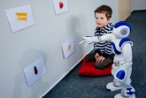 NAO ist bereit für die Arbeit. Foto: Universität Paderborn, Besim Mazhiqi