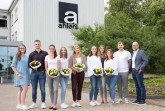 Die neuen Auszubildenden der Ahlers AG v.l.n.r.: Lena Hotfiel (2.Ausbildungsjahr/ Pate), Tom Sedivy (Ausbildung Industriekaufmann), Maline Stratos (Ausbildung Industriekauffrau), Selma Rolfsmeier (Duales Studium BWL), Sina Küster (Ausbildung Industriekauffrau), Antonia Bierauer (Ausbildung Industriekauffrau), Heike Klug (Leitung Duales Studium), Samantha Eikmeier (Ausbildung Industriekauffrau), Justin Dürrwald (2.Ausbildungsjahr/ Pate), Nicholas Morris (Personalleiter) (Foto: Ahlers)