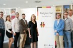 (BELZ/Julia Brandes): Das Team des BelgienNet (v. l.): Donato Morelli, Julia Brandes, Yonathan Seban, Resul Karaca, Prof. Dr. Sabine Schmitz, Yves Huybrechts, Hendrik Peeters und Marius Bröker.