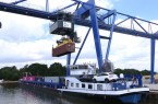 An Bord konnten die Gäste den Einsatz des neuen Krans verfolgen, der einen Container von Bord eines Binnenschiffes hievte.