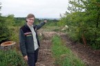 Der Wald verändert durch den Klimawandel immer mehr sein Gesicht: Försterin Imke Lampe zeigt auf die Freiflächen im Nieheimer Buchholz. (Foto: Stadt Nieheim/privat)