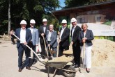 Der erste Spatenstich: (von links) Ralf Noske, Peter Gröne, Marianne Thomann-Stahl, Arne Brand, Prof. Dr. Andreas Pinkwart und Martina Hannen. (Foto: Jürgen Riedel)