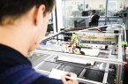 Technik hinterm Essen. Azubis in der 
Lebensmittelindustrie sind längst am 
3D - Drucker aktiv. Die Gewerkschaft 
NGG weist auf freie 
Ausbildungsplätze in der Branche hin.
Foto: NGG