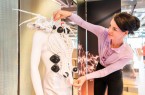 Das Foto zeigt die Designerin Anouk Wipprecht bei der Installation des Spider Dress am Dienstag im HNF. (Foto: HNF).