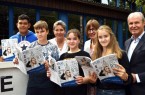Guter Start für die Berufswahlorientierung: Firat Aba, Max Arnold, Schulleiterin Christine Kley, Amrin Yildiz und Ailin Dück erhielten den aktuellen IHK-Ausbildungsatlas 2020 von IHK-Hauptgeschäftsführer Thomas Niehoff (rechts) und IHK-Geschäftsführerin Ute Horstkötter-Starke (2. von rechts).  Foto: IHK Ostwestfalen