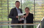 Stellen das neue Programm Herbst/Win	ter 2019 der IHK	- Akad emie Ostwestfa	len 
vor:  J ürgen Behlke, Leiter der 	IHK - Zweigstelle Paderborn	+ Höxter, 	und Stefanie 
Pohl,  Zweigstellenleiterin  der  IHK	- Akademie  Ostwestfalen  am  Standort  Pader-
born.
Foto: IHK Ostwestfalen