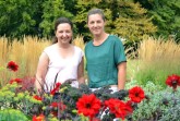 Trafen sich im Botanischen Garten in Gütersloh: Die Gartenplanerin Lena Brandenburg (Bellis) und Gründungsberaterin Aleksandra Blagojević (pro Wirtschaft GT). Foto: pro Wirtschaft GT