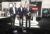 Auf der Miele-Pressekonferenz zur IFA präsentierten die Geschäftsführer Markus Miele,
Axel Kniehl und Reinhard Zinkann (v. l.) den ersten Akku-Staubsauger von Miele. Foto: Miele
