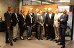 Vertreter von it’s OWL, der OWL GmbH, der Uni Paderborn, dem Start-up AMendate, dem Kreis und der Stadt Paderborn diskutierten gemeinsam mit Wirtschafts- und Digitalminister Prof. Dr. Andreas Pinkwart (3. v. r.) und der Regierungspräsidentin Marianne Thomann-Stahl (5. v. r.) in der Zukunftsmeile in Paderborn über die Erfolge und Perspektiven der digitalen Transformation in OWL. Quelle : it's OWL Clustermanangement GmbH