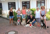 Susanne   Tingelhoff,   zweite   von   rechts,   zeigt   den
Daumen hoch für sechs neue Therapiehunde-Teams (von links):
Katharina Sommerburg mit Lenni, Jacky Brocherseifer mit Mira,
Anne Brinkmann mit Bo, Michaela Boje mit Boerne, Ulrike Saggel
mit Ella, Trainerin Susanne Tingelhoff und Agnes Pryczko mit Thor, Foto: