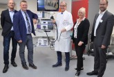 Neue Räume, neue Geräte, mehr Platz und ein höherer Komfort. Die modernisierte Endoskopie-Abteilung wurde offiziell in Betrieb genommen. Mit dabei: Johannes Brune, Technischer Leiter der KHWE, KHWE-Geschäftsführer Christian Jostes, Chefarzt Dr. Marcus Rübsam, Teamleiterin Conny Prante und Simon Schmale, Standortbeauftragter des St. Josef Hospitals in Bad Driburg (v.l.).  BU Foto Team Gastro