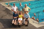 Josef Gottschalk, Schwimmmeister, Meinolf Dahlhoff, 1. Vorsitzende 
Förderverein Freibad HaWei, Ulrich Gutzeit, 2. Vorsitzende Heimat- und Verkehrsverein 
Weiberg, Elke Gößmann, 2. Vorsitzende Förderverein Freibad HaWei, Gerhard Hüser, 1. 
Vorsitzende Heimat- und Verkehrsverein Weiberg, und Bürgermeister Burkhard Schwuchow 
weihen die neue Relax-Bank im Freibad HaWei in Büren-Harth/Weiberg ein. Foto: Stadt Büren