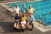 Josef Gottschalk, Schwimmmeister, Meinolf Dahlhoff, 1. Vorsitzende 
Förderverein Freibad HaWei, Ulrich Gutzeit, 2. Vorsitzende Heimat- und Verkehrsverein 
Weiberg, Elke Gößmann, 2. Vorsitzende Förderverein Freibad HaWei, Gerhard Hüser, 1. 
Vorsitzende Heimat- und Verkehrsverein Weiberg, und Bürgermeister Burkhard Schwuchow 
weihen die neue Relax-Bank im Freibad HaWei in Büren-Harth/Weiberg ein. Foto: Stadt Büren