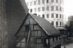 Ein moderner Bau vor einem einsturzgefährdeten Fachwerkhaus in Bochum: Die Weimarer Republik war im Westen in vielerlei Hinsicht eine Republik der Gegensätze. Foto: © LWL-Medienzentrum für Westfalen/Ernst Krahn