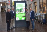 Auch die aktuelle Kampagne des Paderborner Stadtmarketings "#Paderborner Talente" ist auf den digitalen Stadtinformationsanlagen zu sehen. Thomas Lehner, Regionalleiter der Firma Ströer, Uwe Seibel, Vorsitzender der Paderborner Werbegemeinschaft, Bürgermeister Michael Dreier sowie Stadtmarketingchef Jens Reinhardt nahmen die Cityscreens in der Paderborner Innenstadt jetzt offiziell in Betrieb. Foto: Stadt Paderborn, Marie Grevel