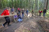 Schülerinnen und Schüler der Klasse 4a	 der Grundschule Schwalenberg treten beim 
Holzstapeln gegeneinander an. Andreas Roefs vom Lan	desbetrieb Wald und Holz NRW (r.) und links 
neben ihm Arne Brand, Allg. Vertreter der Verbandsv	orsteherin des Landesverbandes Lippe, sind 
vom Elan der Kinder begeistert.  
Fotos: Landesverband Lippe