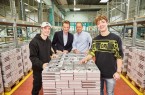 (v.l.) Roman Lochmann, Stephan Beckendorf (Bereichsleiter VVA), Udo Winkler (Kundenmanager VVA) und Heiko Lochmann freuen sich gemeinsam in Gütersloh über die Auslieferung des Doppel-Autobiographie „Willkommen Realität“.© Bertelsmann, Foto:Kai Uwe Oesterhelweg