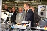 Tobias Stuke (vorne), Prozessingenieur Montagetechnik bei Weidmüller, erläutert bei der Betriebsbegehung den Ablauf einer Mensch-Roboter-Kollaboration im Verpackungsbereich. Foto: Martina Bauer/VDI OWL