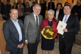 Ehrung für herausragendes Engagement: Elisabeth Webel erhielt die Verdienstmedaille des Bundesverdienstordens aus den Händen von Landrat Dr. Axel Lehmann (1. von rechts). Kalletals Bürgermeister Mario Hecker und Lemgos Bürgermeister Dr. Reiner Austermann gratulierten (von links). Foto: Kreis Lippe