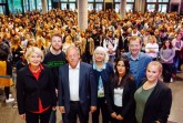 Gemeinsame Begrüßung der neuen Studierenden (v.l.): Präsidentin Prof. Dr. Ingeborg Schramm-Wölk, Marius Vinnemeier (Campusradio Hertz 87.9), Oberbürgermeister Pit Clausen, Dr. Marita Ripke (Zentrale Studienberatung), Gülay Kilic (AStA), Vizepräsident Prof. Dr. Ulrich Schäfermeier und Hanna Schunke (AStA).