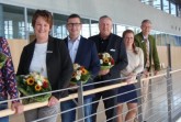 Weit gefächerte Aufgabenbereiche der Kreisjubilare (v.l.): Julia Lohoff, Michaela Voß, Jörg Henke, Hans-Ulrich Karklis, Anne-Katrin Sandmann (Personalrat) und Landrat Sven-Georg Adenauer. Foto: Kreis Gütersloh.