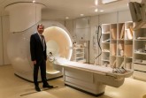Prof. Dr. Boris Buerke am MRT des Klinikums