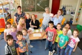 Ganz interessiert verfolgten die Kinder des Offenen Ganztags der Städtischen Gemeinschaftsgrundschule Brakel den besonderen „Unterricht“ gemeinsam mit ihren Betreuerinnen Birgit Fahrig (l.) und Bernadette Heger (2. v. r.). Margarita Kerbs, Dr. Lisa Hasenbein und Gisela Borns (v. l.) vom kinder- und jugendzahnärztlichen Dienst des Kreises Höxter erklärten dabei, wie viel Zucker in Lebensmitteln steckt und wie man seine Zähne am besten putzt.Foto: Kreis Höxter