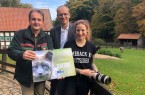 : (v.l.n.r.) Herbert Linnemann, Martin Uekmann und Sarah Jonek freuen sich über den neuen Kalender