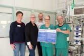 Freuen sich über die Auszeichnung "Angehörigenfreundliche Intensivstation" (v. l.): Pflegedienstleitung Janine Typou, Stefanie Becker vom Qualitätsmanagement, Pflegedienstleitung Johannes Reins sowie die Intensivpflegekräfte  Dörthe Löwenich und Helmut Müller, Teamleitungen in Höxter, stellvertretend für die Kollegen der anderen Standorte.