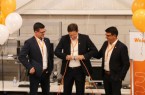 Durch die symbolische Öffnung eines Steckverbinders eröffnete Vertriebsvorstand Dr. Timo Berger (M.) gemeinsam mit Terry Hodgson, Verantwortlicher für die Region Amerika (li.), und Javi Richmond, Geschäftsführer von Weidmüller Canada (re.), das neue Gebäude in Kanada.