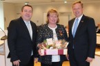 Ordensträgerin Ulrike Stein (Mitte) mit Landrat Dr. Axel Lehmann (links) und Augustdorfs Bürgermeister Dr. Andreas Wulf (rechts). Foto: Kreis Lippe