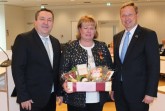 Ordensträgerin Ulrike Stein (Mitte) mit Landrat Dr. Axel Lehmann (links) und Augustdorfs Bürgermeister Dr. Andreas Wulf (rechts). Foto: Kreis Lippe