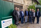 Im Austausch über das aktuelle Projekt und zukünftige Entwicklungen: (v.l.) Hermann Ritter (Geschäftsführer euwatec), Hermann Hibbeler (Vorsitzender euwatec), Landrat Dr. Axel Lehmann, Thomas Jeckel (Geschäftsführer Netzwerk Lippe), Dr. Bernd Groeger, Nina Schönebeck (Prokuristin euwatec), Elke Althof (Fachbereichsleiterin Markt und Integration, Jobcenter Lippe) und Bernd Sprenger (euwatec). Foto: Kreis Lippe
