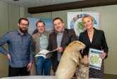 Präsentierten gemeinsam „Lippes Lebendige Vielfalt“ – die Biodiversitätsstrategie für den Kreis Lippe im Zukunftskonzept Lippe 2025: (v.l.) Daniel Telaar (Fachgebietsleiter Landschaft, Naturhaushalt Kreis Lippe), Jürgen Braunsdorf (Stabsstelle Biodiversität), Landrat Dr. Axel Lehmann, Dr. Ute Röder (Fachbereichsleiterin Umwelt und Energie). Foto: Kreis Lippe