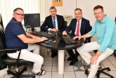 Sind gespannt, welche Erkenntnisse das Ausprobieren von telemedizinischen Maßnahmen in der Referenzpraxis aus Scherfede bringen: Dr. Elmar Arens (l.), Dr. Alexander Hoffmann (r.), Birger Kriwet von der Vereinigten Volksbank (2. v. r.) und Landrat Friedhelm Spieker. Foto: Kreis Höxter