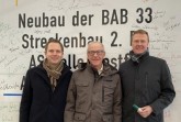 Verewigten sich auf dem Bauschild: Aktionsbündnis-Mitgründer Klemens Keller (Mitte), sein Nachfolger Dirk Speckmann und Kollege Michael Meyer-Hermann. Foto:  Aktionsbündnis A33