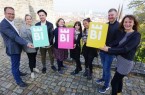 Foto mit den Gewinnern: (v.l.) Martin Knabenreich (Bielefeld Marketing), Christina Niemann (NEOFAMOSA), Marcel Siekendiek (NEOFAMOSA), Frieda Wieczorek (Nach(t)klang), Kyana Hanneke (Nach(t)klang), Lena_Whooo (Bielefeld for Future), Michael Wojtynek (Bielefeld for Future), Kati Bölefahr (Bielefeld Marketing). Foto: Bielefeld Marketing