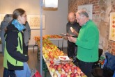Pomologe Jürgen Mortag, im Bild rechts, kostet einen mitgebrachten Apfel um entscheiden zu können, ob die vermutete Sorte auch mit dem ihm bekannten Geschmack übereinstimmt. Foto: Bund Lemgo