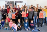 Umweltberaterin Dorothee Kohlen (links), Bürgermeister Theo Mettenborg (hinten, 4. 
v.l.) und innogy Kommunalmanager Manfred Rickhoff (rechts) überreichten den Preisträgern 
ihre Urkunden. Foto: Stadt Rheda W.