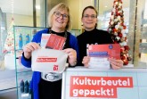 Marianne Weiß (l.) und Ditta Sokolowsky von Bielefeld Marketing stellen in der Tourist-Information den neuen Bielefelder Kulturbeutel vor. Foto: Bielefeld Marketing GmbH