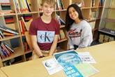 Laurin und Emily	sind Schüler am We	ser Gymnasium und	vertreten die
„ Junge Generation	“ Beide werden am	12. November gemeinsam mit
WDR - Moderator	S tefan Leiwen durch den KlimaAbend führen. Foto: Stadt Vlotho