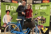 Marktleiter Darius Kutz übergibt CitiyBike an Stammkundin Maja Wallner, Foto: EDEKA Center Minden